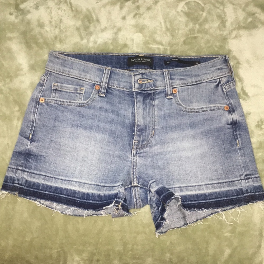 Banana Republic Mid Rise Short - Picture 2 of 5